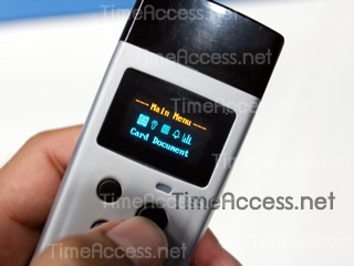 ตัวเครื่องมีขนาดหน้าจอ OLED แสดงวันที่เวลา ละปุ่มใช้ตั้งค่าเบื้องต้น